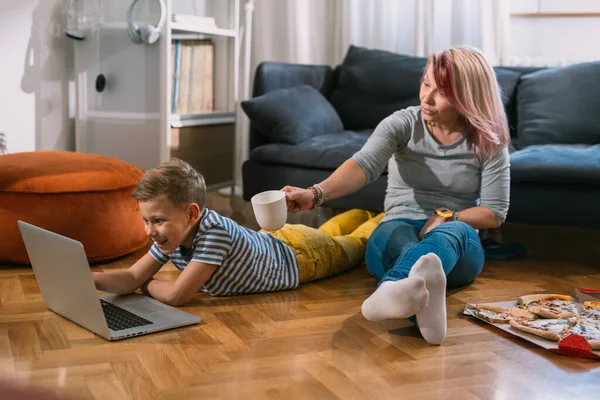 Alleinerziehende Mutter Und Ihr Kleiner Sohn Mit Laptop Sie Entspannen — Stockfoto