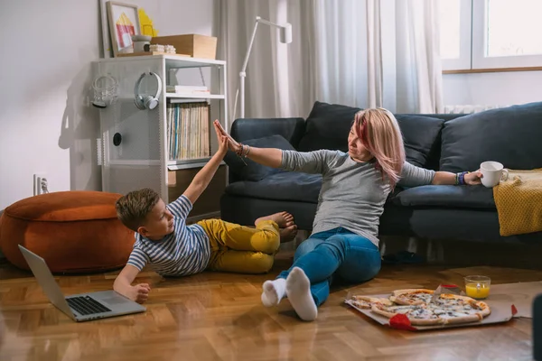 Kaukasische Mutter Und Sohn Hoch Fünf Während Sie Wohnzimmer Sitzen — Stockfoto