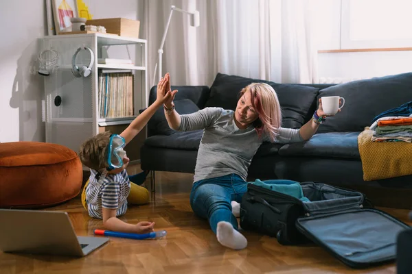 Mutter Und Sohn Reden Und Packen Koffer Für Sommerreise — Stockfoto