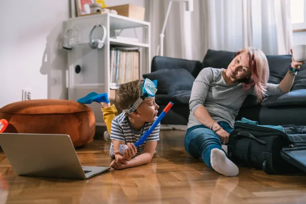 Mutter Und Sohn Reden Und Packen Koffer Für Sommerreise — Stockfoto