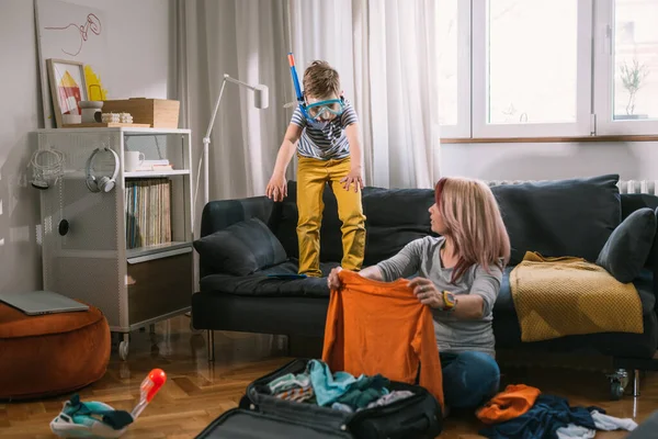 Kaukasische Mutter Und Ihr Kleiner Sohn Bereiten Koffer Für Den — Stockfoto