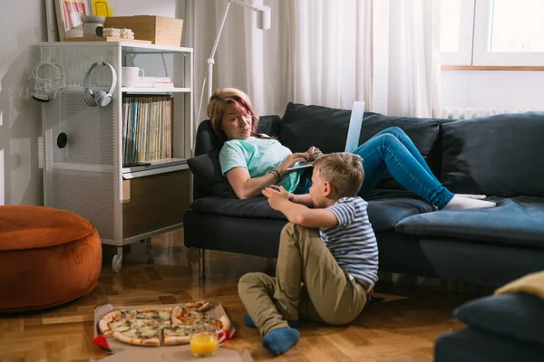 Junger Kaukasischer Junge Entspannt Sich Hause Mit Seiner Mutter Sie — Stockfoto