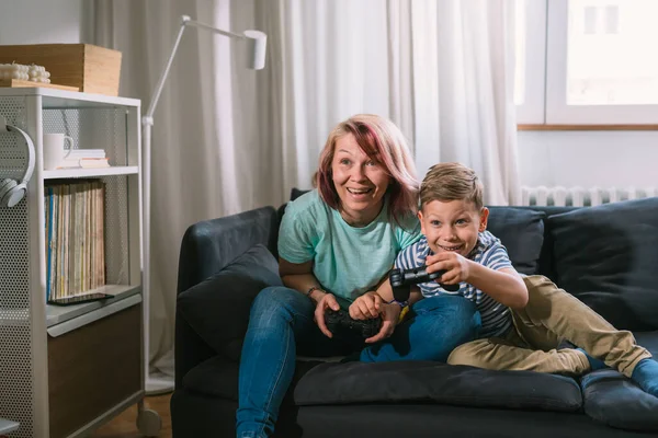 Mutter Und Sohn Konkurrieren Videospielen Sie Genießen Die Gemeinsame Zeit — Stockfoto
