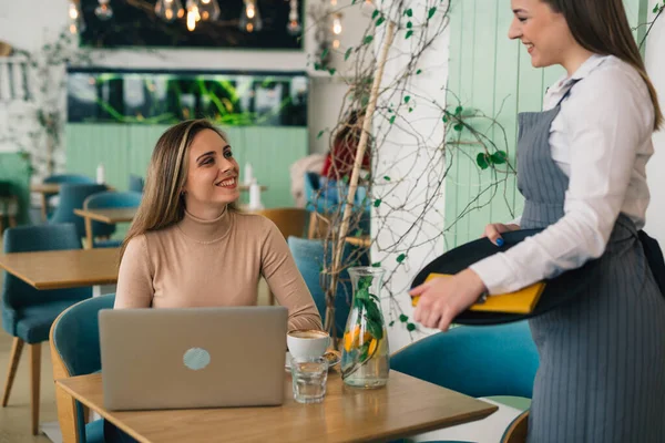 Ung Kaukasisk Kvinna Pratar Med Servitris Cafeterian — Stockfoto