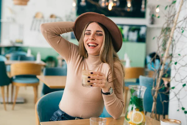 Young Caucasian Woman Laughing While Drinking Coffee Cafe — Stock Photo, Image