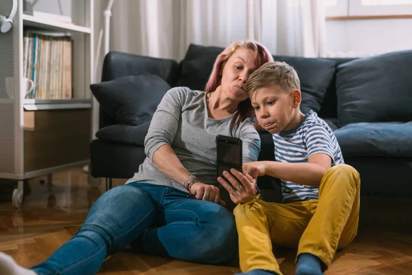 Καυκάσια Μητέρα Και Γιος Χρησιμοποιούν Smartphone Στο Σπίτι Βγάζουν Σέλφι — Φωτογραφία Αρχείου