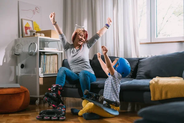 Mutter Und Sohn Sind Glücklich Sie Bereiten Sich Auf Skateboard — Stockfoto