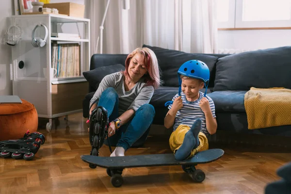 Mutter Und Sohn Bereiten Sich Auf Skateboard Und Rollerbladefahren Vor — Stockfoto