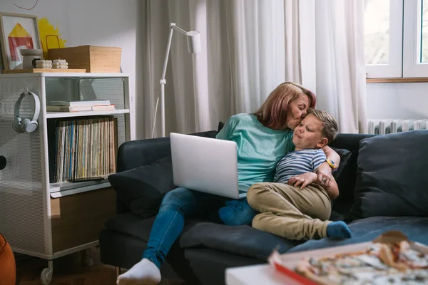 Μητέρα Και Γιος Της Κάθονται Έναν Καναπέ Στο Σπίτι Και — Φωτογραφία Αρχείου