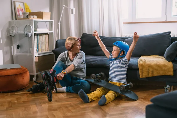 Mutter Und Sohn Sitzen Wohnzimmer Und Bereiten Sich Auf Skateboard — Stockfoto