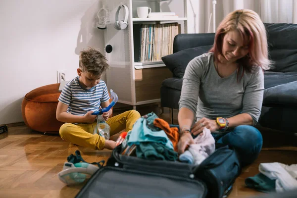 Mutter Und Sohn Packen Koffer Für Den Urlaub — Stockfoto