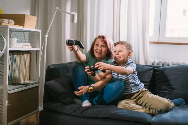 Kleiner Junge Spielt Hause Mit Seiner Mutter Videospiele — Stockfoto