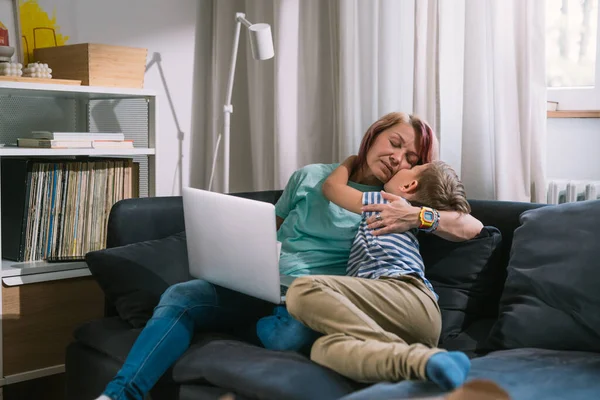 Αγόρι Αγκαλιάζει Και Φιλήσει Μητέρα Του Κάθονται Καναπέ Στο Σπίτι — Φωτογραφία Αρχείου