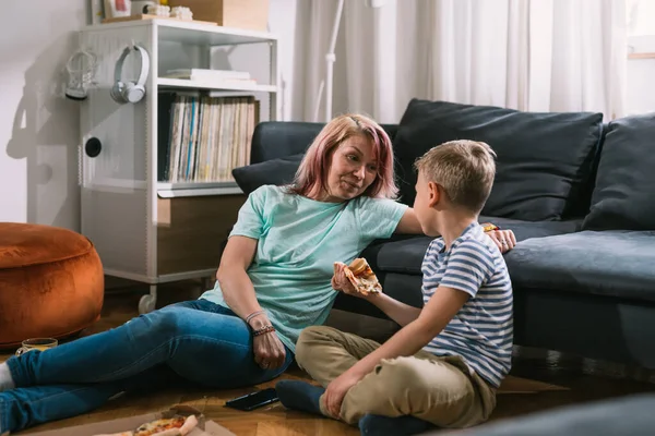 Der Junge Erzählt Seiner Mutter Von Den Ereignissen Der Schule — Stockfoto