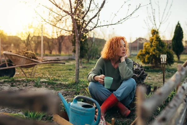 Mujer Caucásica Bebiendo Café Mientras Planta Flores Jardín — Foto de Stock