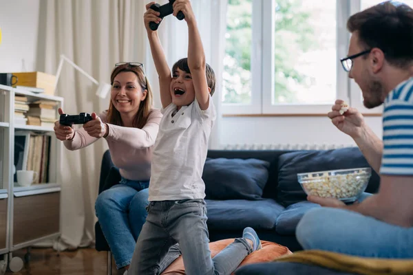 Mother Playing Video Games Her Son Home — Foto de Stock
