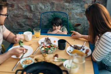Çocuk öğle yemeği yemeyi reddediyor. Anne oğlunu azarladı..