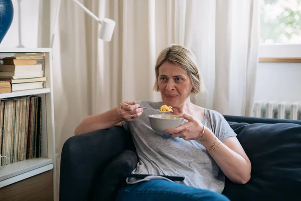 Middle Adult Caucasian Woman Breakfast Muesli Sitting Her Living Room — Stock Photo, Image