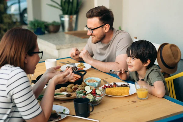 Familie Isst Und Lacht Das Mittagessen Ihrem Hinterhof — Stockfoto