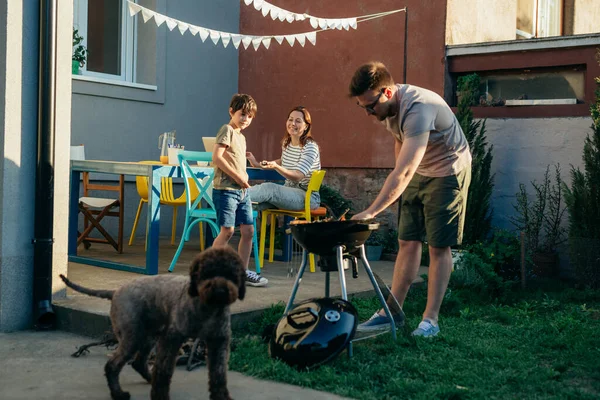 Young Caucasian Family Preparing Fire Barbecue Home Backyard — Stockfoto