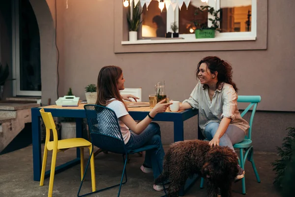 Anne ve kızı bahçede oturmuş konuşuyorlar.