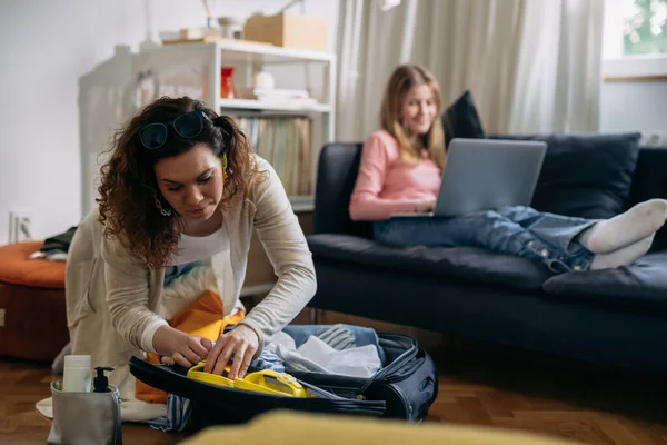 Kaukasische Mutter Und Tochter Packen Koffer Für Den Urlaub Wohnzimmer — Stockfoto