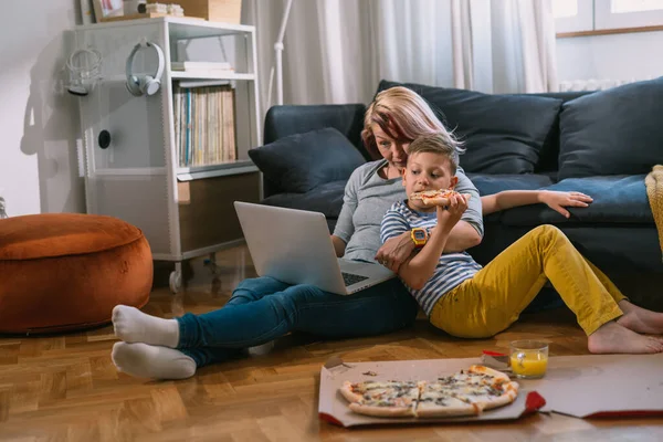 Feliz Caucasiano Mãe Filho Usando Computador Portátil Comer Pizza Sala — Fotografia de Stock