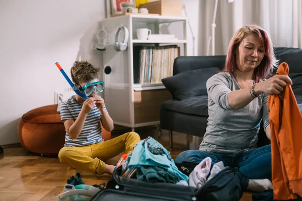 Kafkas anne ve oğlu tatil için bavullar hazırlıyorlar.