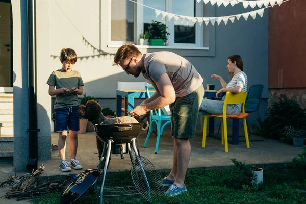 Boldog Kaukázusi Család Felkészülés Grill Hátsó Kertben — Stock Fotó