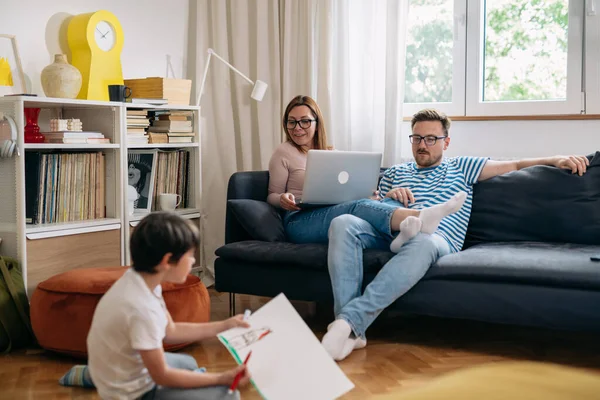 Familie Verbringt Zeit Zusammen Hause Mutter Und Vater Mit Laptop — Stockfoto