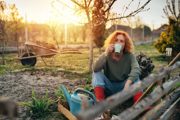 Red Haired Woman Feeling Relaxed Drinking Coffee Her Garden — Stock Photo, Image