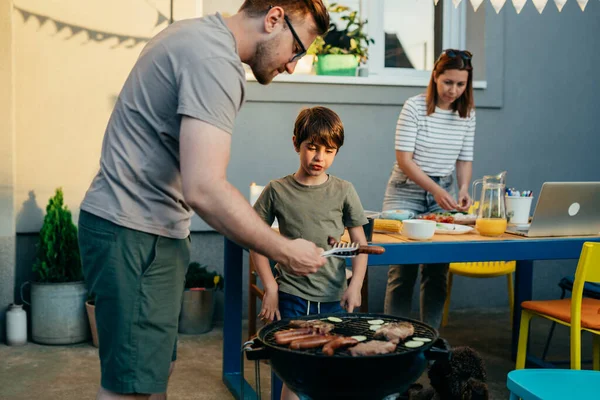 Happy Young Family Having Weekend Together Preparing Barbecue Backyard — Stockfoto