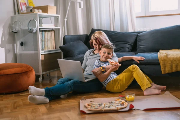 Mutter Und Sohn Verbringen Zeit Hause Schauen Sich Filme Laptop — Stockfoto