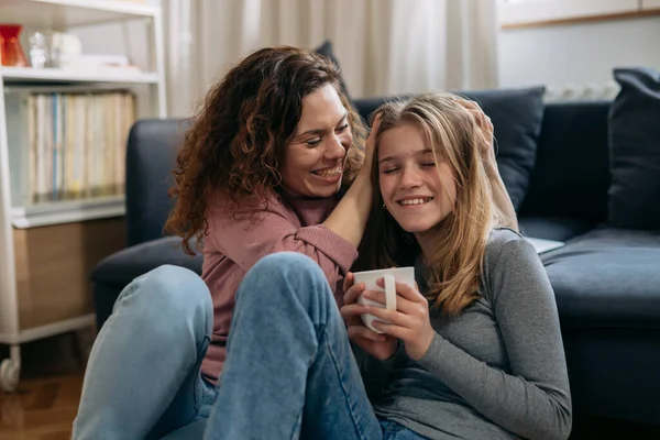 Glückliche Mutter Und Tochter Fühlen Sich Sorgenfrei Sitzen Wohnzimmer — Stockfoto
