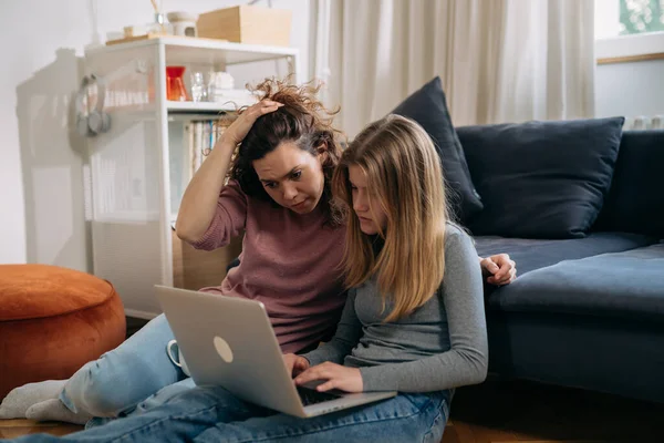 Mother Daughter Feeling Relaxed Sitting Living Room Using Laptop Computer — Stock Photo, Image