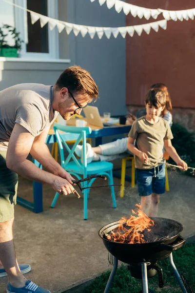 Vater Und Sohn Bereiten Feuer Für Grill Heimischen Hinterhof — Stockfoto