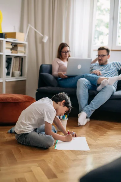 Glückliche Familie Verbringt Wochenende Zusammen Hause — Stockfoto