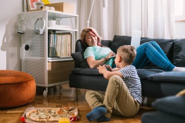 Anne ve oğul evde rahat hissediyorlar.