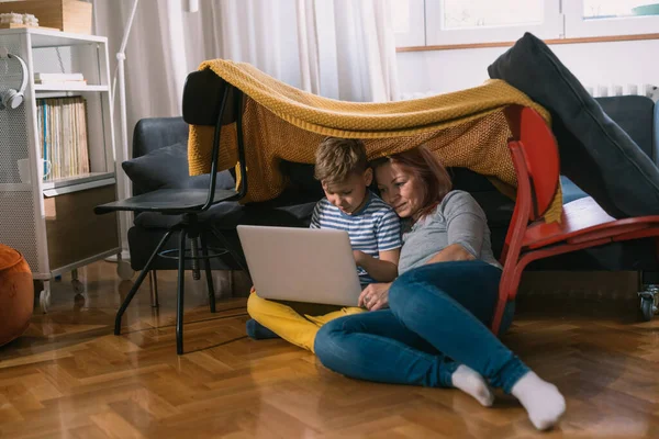 Mutter Und Sohn Spielen Hause — Stockfoto