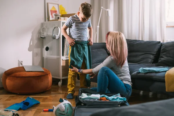 Mother Son Prepares Bags Vacation Home — Stockfoto