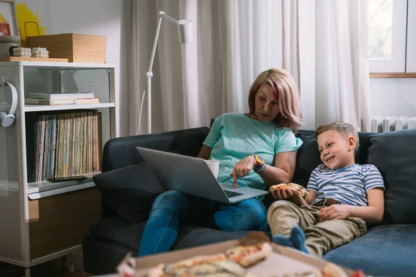 Mother Son Spending Time Home Eating Pizza Using Laptop Computer — Stockfoto