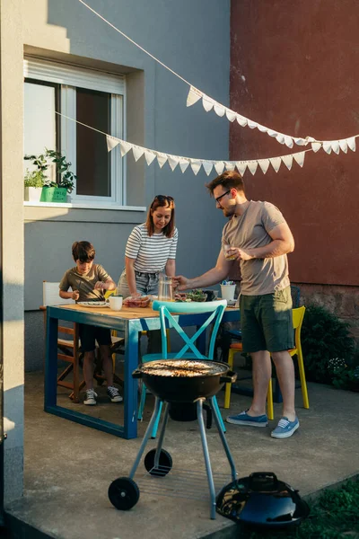 Happy Young Family Bar Home Backyard — Stok fotoğraf