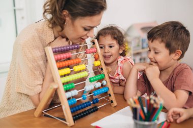 Öğretmen ve çocuklar anaokulunda.