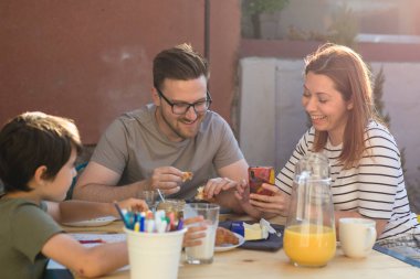Aile kahvaltısı ve eğlencesine