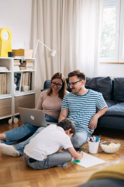 Mutlu Kafkas ailesi evde birlikte vakit geçiriyor.