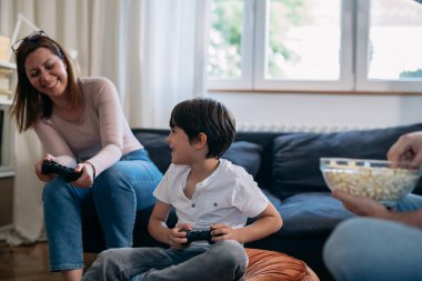 oturma odasında video oyunları oynarken aile