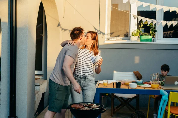 Mother Father Kisses Happy Family Preparing Barbecue Home Backyard — Stok fotoğraf