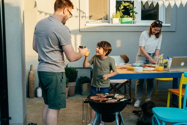 Father Son Prepares Barbecue Lunch Backyard — Stockfoto