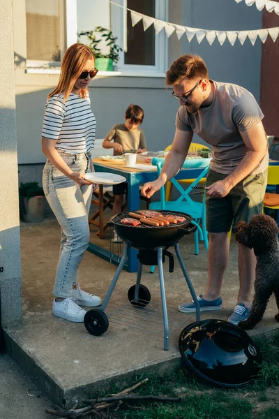 Family Preparing Grilling Meat Barbecue Home Backyard — Stockfoto