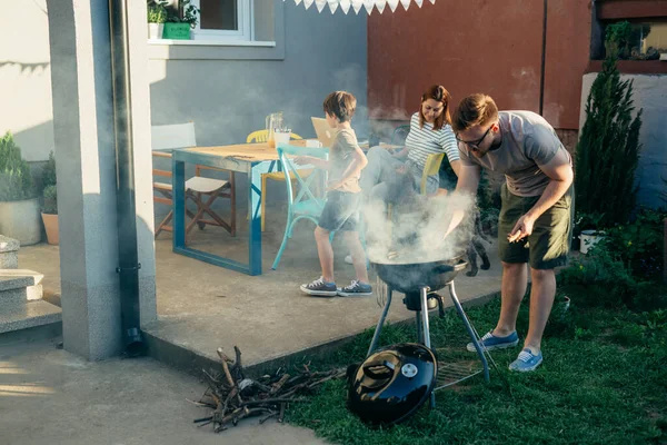 Baba Oğul Evde Barbekü Için Ateş Hazırlıyorlar — Stok fotoğraf